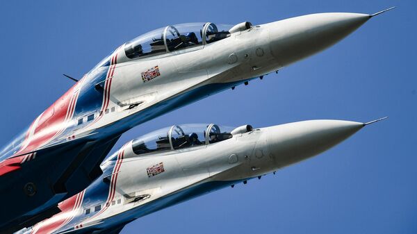 Cazas Su-30SM del grupo de alto pilotaje Russkie Vitiazi - Sputnik Mundo