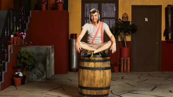 El actor Pablo Cruz interpretando a Roberto Gómez Bolaño como El Chavo del 8 en la serie biográfica Chespirito: sin querer queriendo - Sputnik Mundo