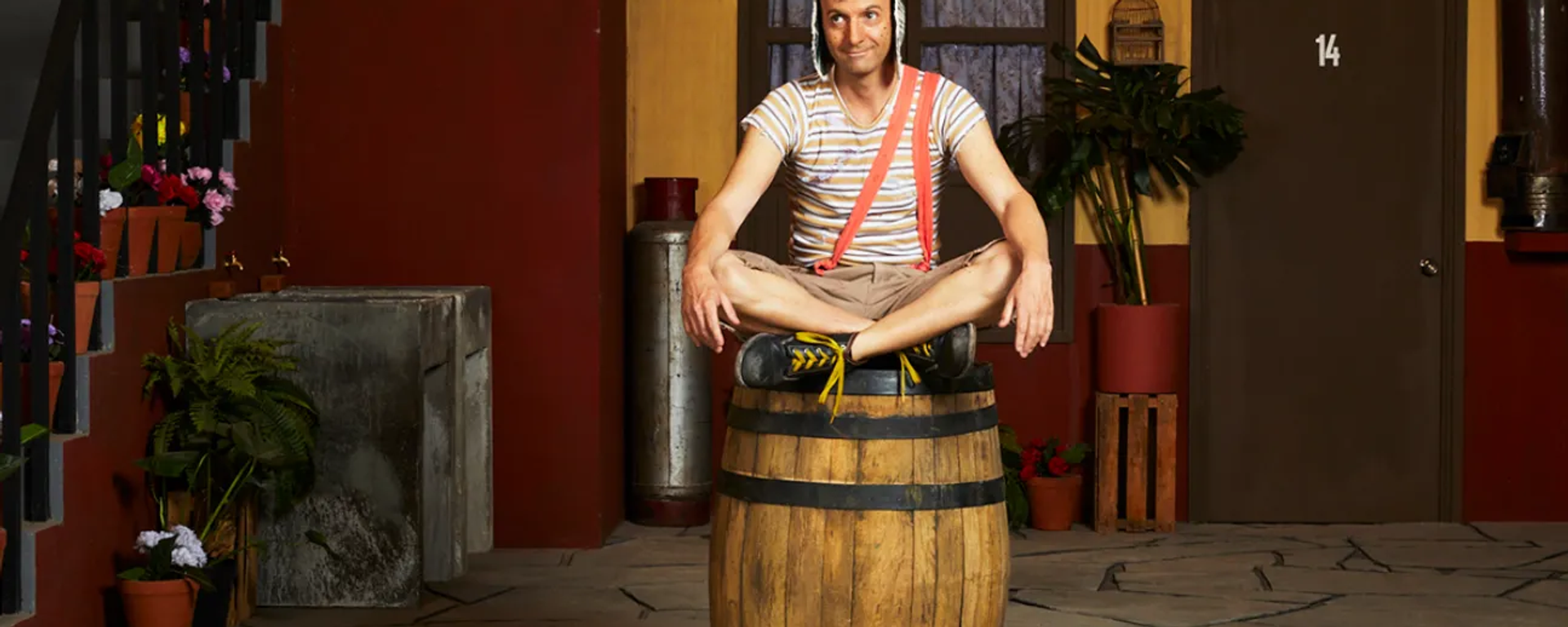 El actor Pablo Cruz interpretando a Roberto Gómez Bolaño como El Chavo del 8 en la serie biográfica Chespirito: sin querer queriendo - Sputnik Mundo, 1920, 27.07.2025