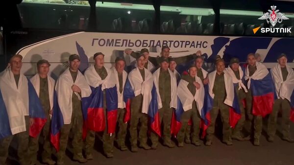 🪖 Rusia recupera a un grupo de soldados tras intercambio de prisioneros de guerra ucranianos - Sputnik Mundo