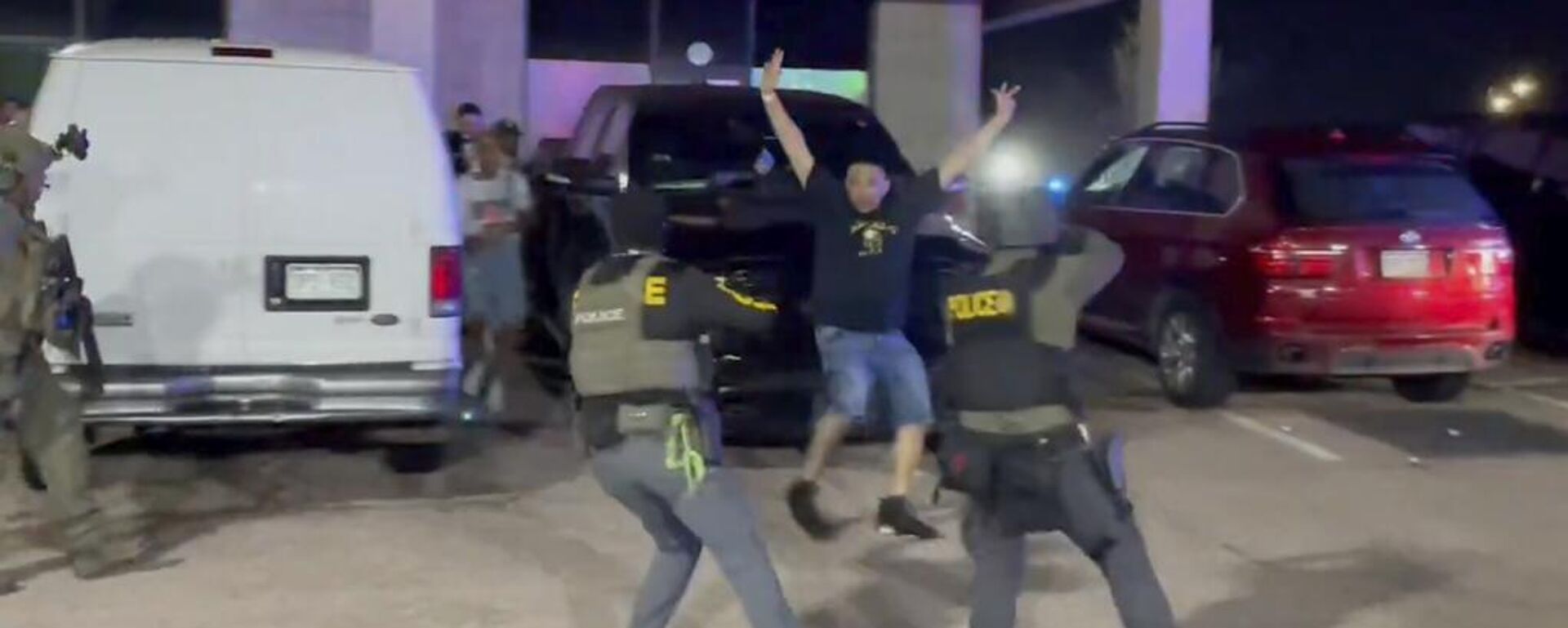 La DEA detiene a un hombre durante una redada en un club nocturno (imagen referencial)  - Sputnik Mundo, 1920, 24.07.2025