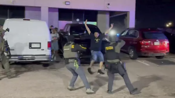 La DEA detiene a un hombre durante una redada en un club nocturno (imagen referencial)  - Sputnik Mundo