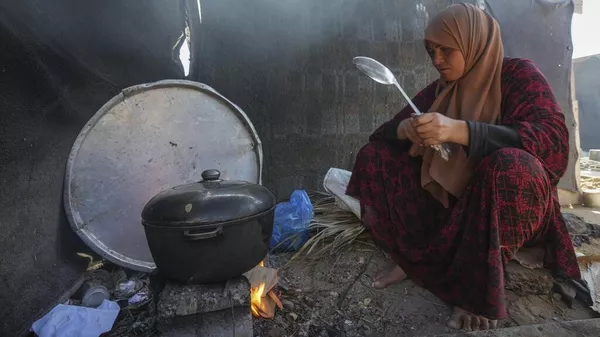 Mujer cocinando en un campo de refugiados en Gaza - Sputnik Mundo