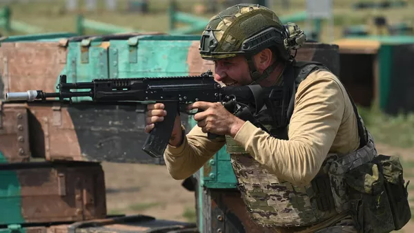 Soldado ruso en la zona de la operación militar especial  - Sputnik Mundo