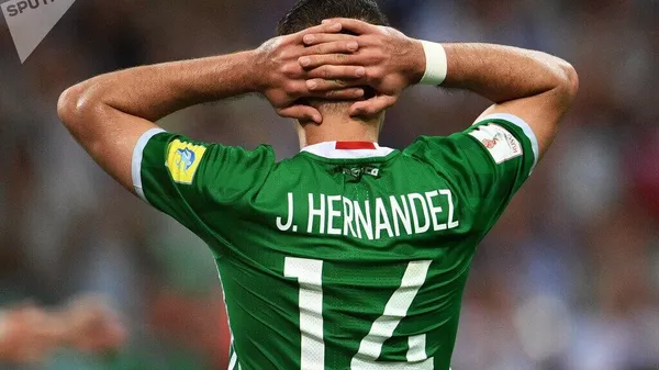 El futbolista mexicano Javier Hernández se disculpa tras recibir multa por declaraciones sexistas - Sputnik Mundo