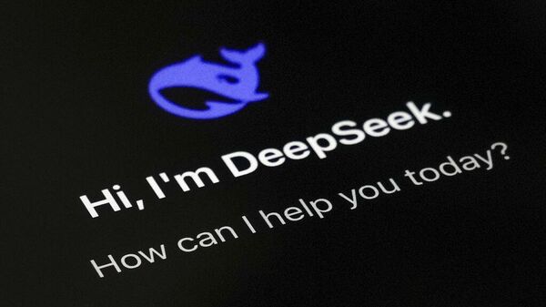 La página de DeepSeek de la aplicación para teléfonos inteligentes se ve en la pantalla de un teléfono inteligente en Pekín (imagen referencial)  - Sputnik Mundo