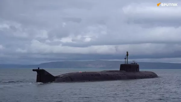 Un submarino de propulsión nuclear ruso sale a mostrar su poderío durante ejercicios en el mar de Barents - Sputnik Mundo