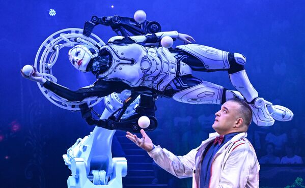 Malabaristas durante el espectáculo de gala del Festival Internacional de Arte Circense Idol-2025 en Moscú. - Sputnik Mundo
