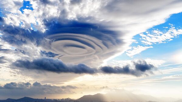 Una nube con forma de platillo volador aparece en el cielo de China. - Sputnik Mundo