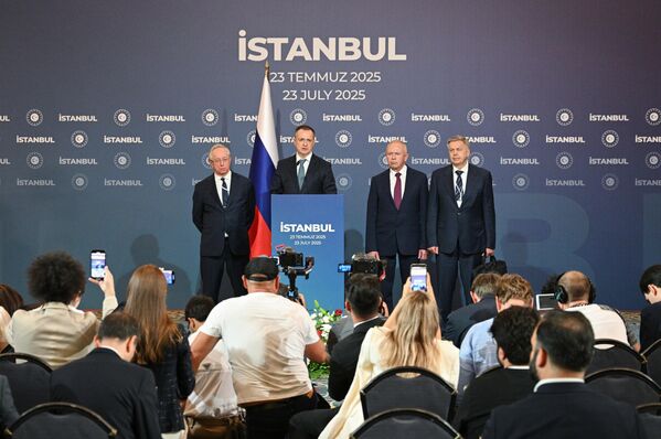 El 23 de julio se celebró en la ciudad turca de Estambul la tercera ronda de negociaciones entre Rusia y Ucrania. En la foto: la delegación rusa durante la rueda de prensa al término de la reunión. - Sputnik Mundo