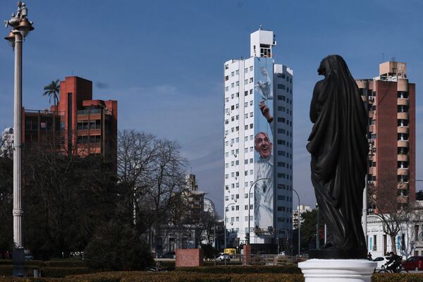 Vista del mural más grande del mundo con la imagen del papa Francisco en La Plata, Argentina. - Sputnik Mundo