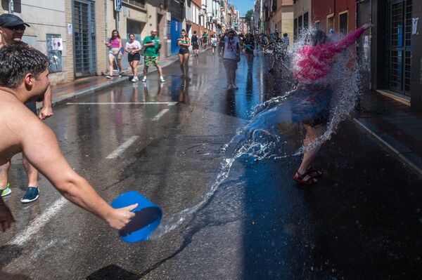 La Batalla naval de Vallecas es una fiesta que se celebra desde 1981 en el barrio de Puente de Vallecas, en la capital española, y en la que los participantes se arrojan agua. - Sputnik Mundo