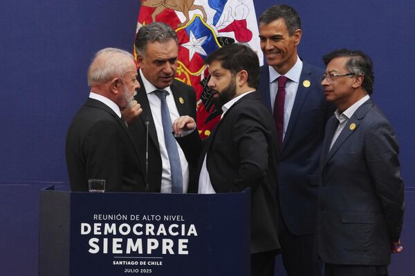 El presidente de Brasil, Luiz Inacio Lula da Silva, el de Uruguay, Yamandú Orsi, el de Chile, Gabriel Boric, el presidente del Gobierno de España, Pedro Sánchez, y el mandatario de Colombia, Gustavo Petro, en la cumbre &#x27;Democracia Siempre&#x27; celebrada en Chile. - Sputnik Mundo