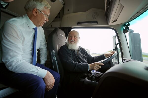 El patriarca de Moscú y de toda Rusia, Kiril, al volante de un camión durante su visita a la fábrica Kamaz en la ciudad rusa de Náberezhniye Chelní. - Sputnik Mundo