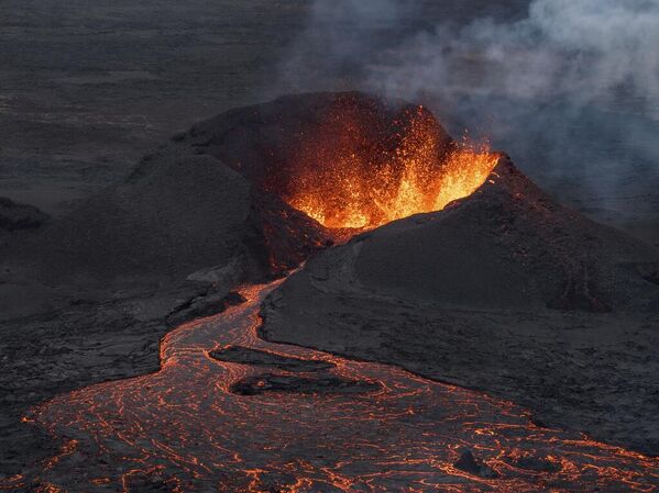 Erupción volcánica en la península de Reykjanes, Islandia. - Sputnik Mundo