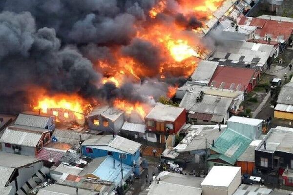 Más de 50 personas pierden sus hogares como consecuencia de un incendio en Chile Más de 50 personas pierden sus hogares como consecuencia de un incendio en Chile - Sputnik Mundo