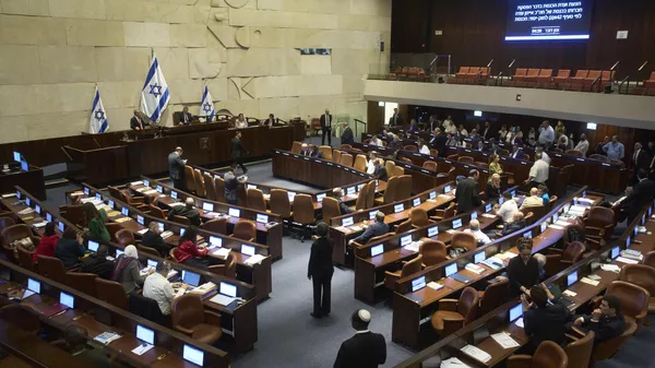 Legisladores asisten a una sesión de la Knéset, el parlamento israelí, en Jerusalén, el lunes 14 de julio de 2025. (Foto AP/Ohad Zwigenberg) - Sputnik Mundo