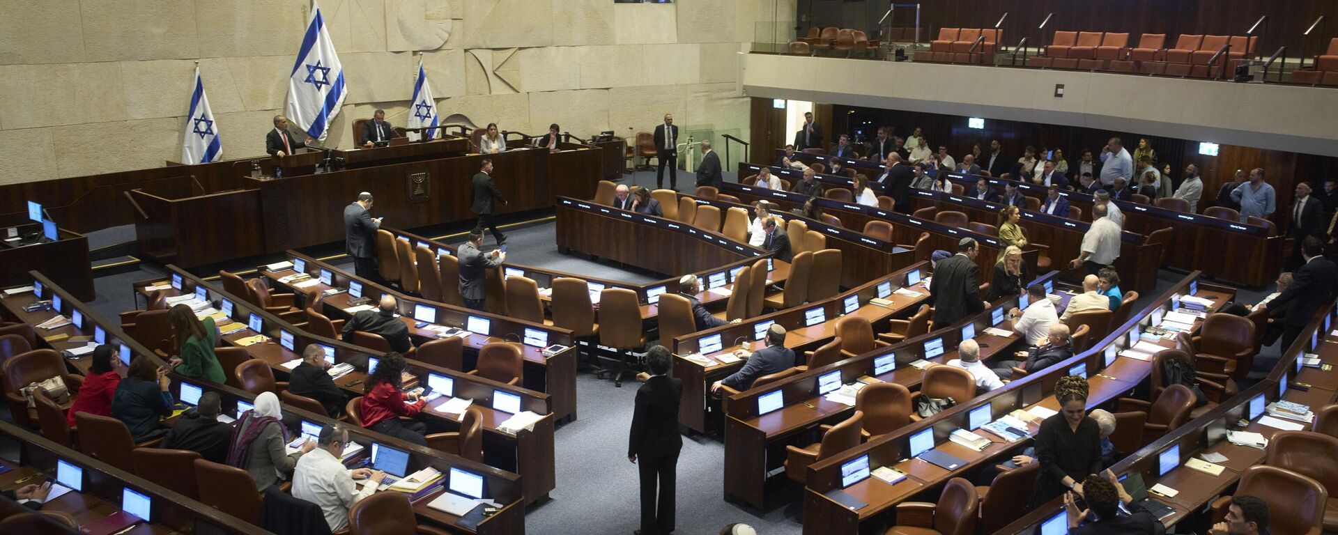 Legisladores asisten a una sesión de la Knéset, el parlamento israelí, en Jerusalén, el lunes 14 de julio de 2025. (Foto AP/Ohad Zwigenberg) - Sputnik Mundo, 1920, 26.07.2025