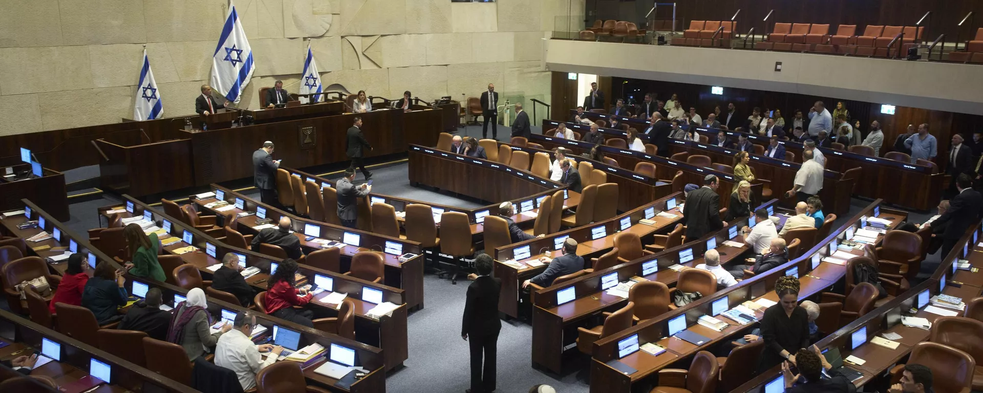 Legisladores asisten a una sesión de la Knéset, el parlamento israelí, en Jerusalén, el lunes 14 de julio de 2025. (Foto AP/Ohad Zwigenberg) - Sputnik Mundo, 1920, 26.07.2025