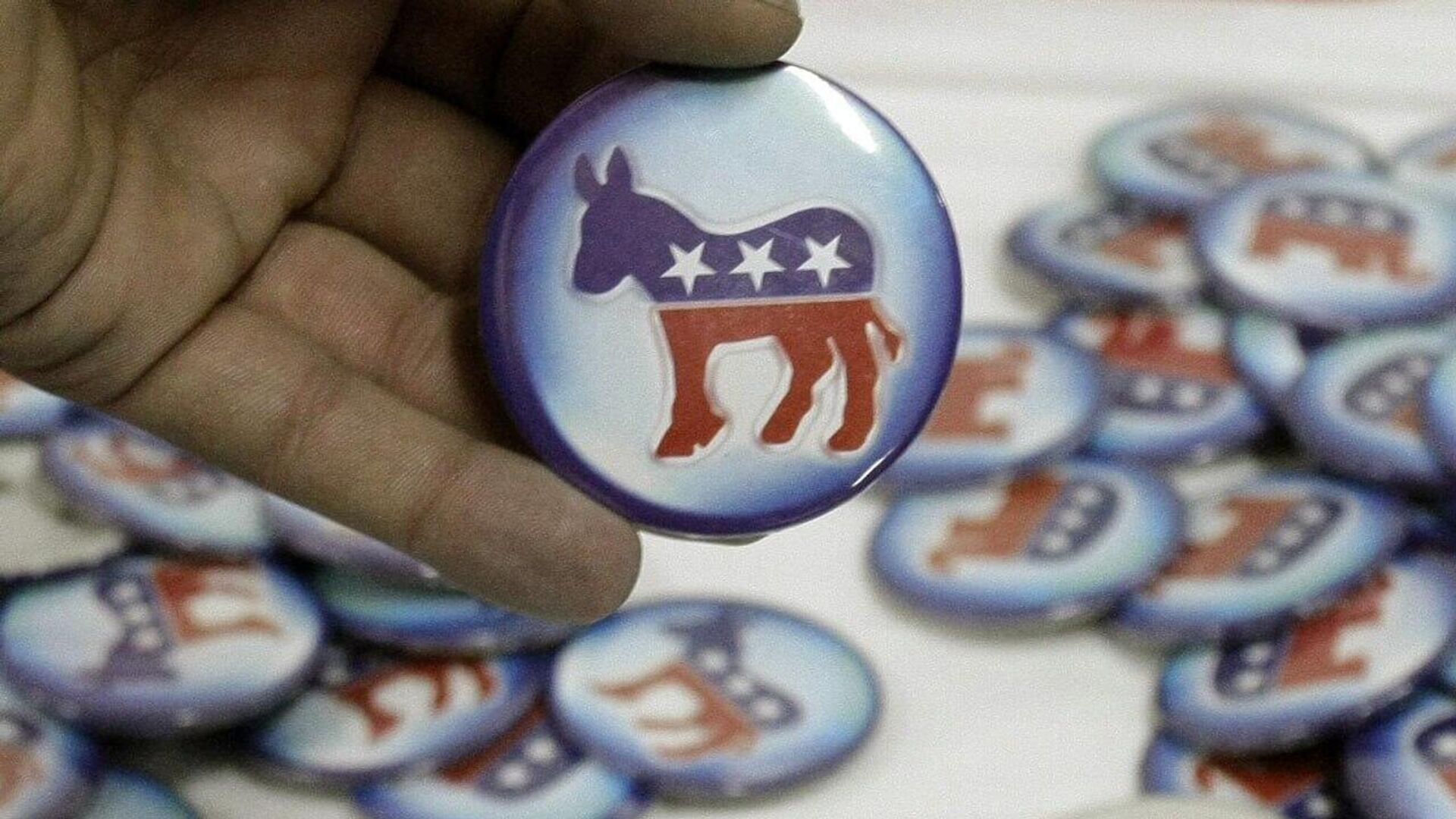 Un sondeo muestra que el Partido Demócrata registra el apoyo más bajo en 35 años Un sondeo muestra que el Partido Demócrata registra el apoyo más bajo en 35 años - Sputnik Mundo, 1920, 26.07.2025