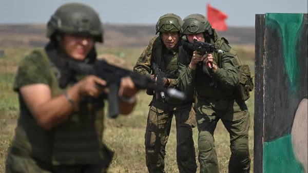 Soldados rusos durante un entrenamiento - Sputnik Mundo