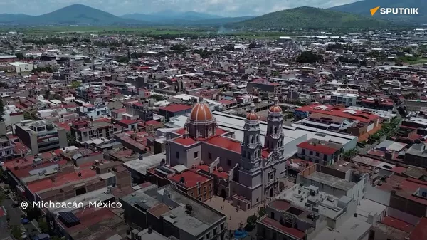 La danza de los tlahualiles llena de ritmo y color las calles de Michoacán - Sputnik Mundo