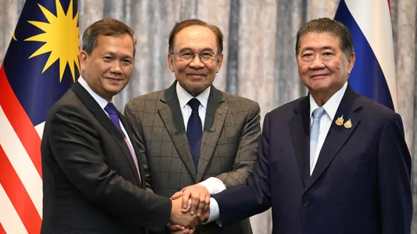 El primer ministro de Malasia, Anwar Ibrahim (centro), el primer ministro de Camboya, Hun Manet (izquierda), y el primer ministro interino de Tailandia, Phumtham Wechayachai, posan para fotos después de las conversaciones sobre un posible alto el fuego entre Tailandia y Camboya en Malasia, 28 de julio de 2025   - Sputnik Mundo