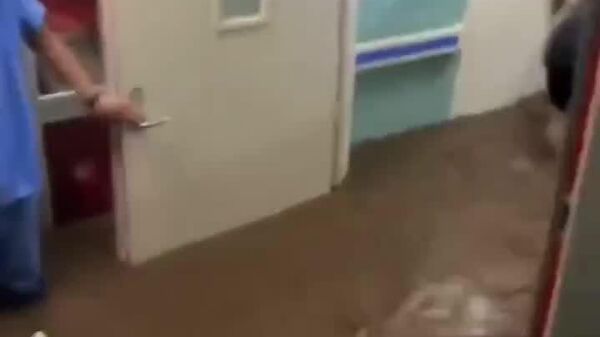 Crisis en Pekín: lluvias extremas anegan un centro médico - Sputnik Mundo