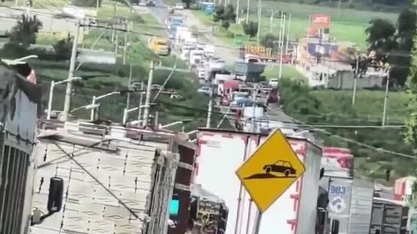 Transportistas realizan bloqueos en carreteras mexicanas para exigir seguridad - Sputnik Mundo