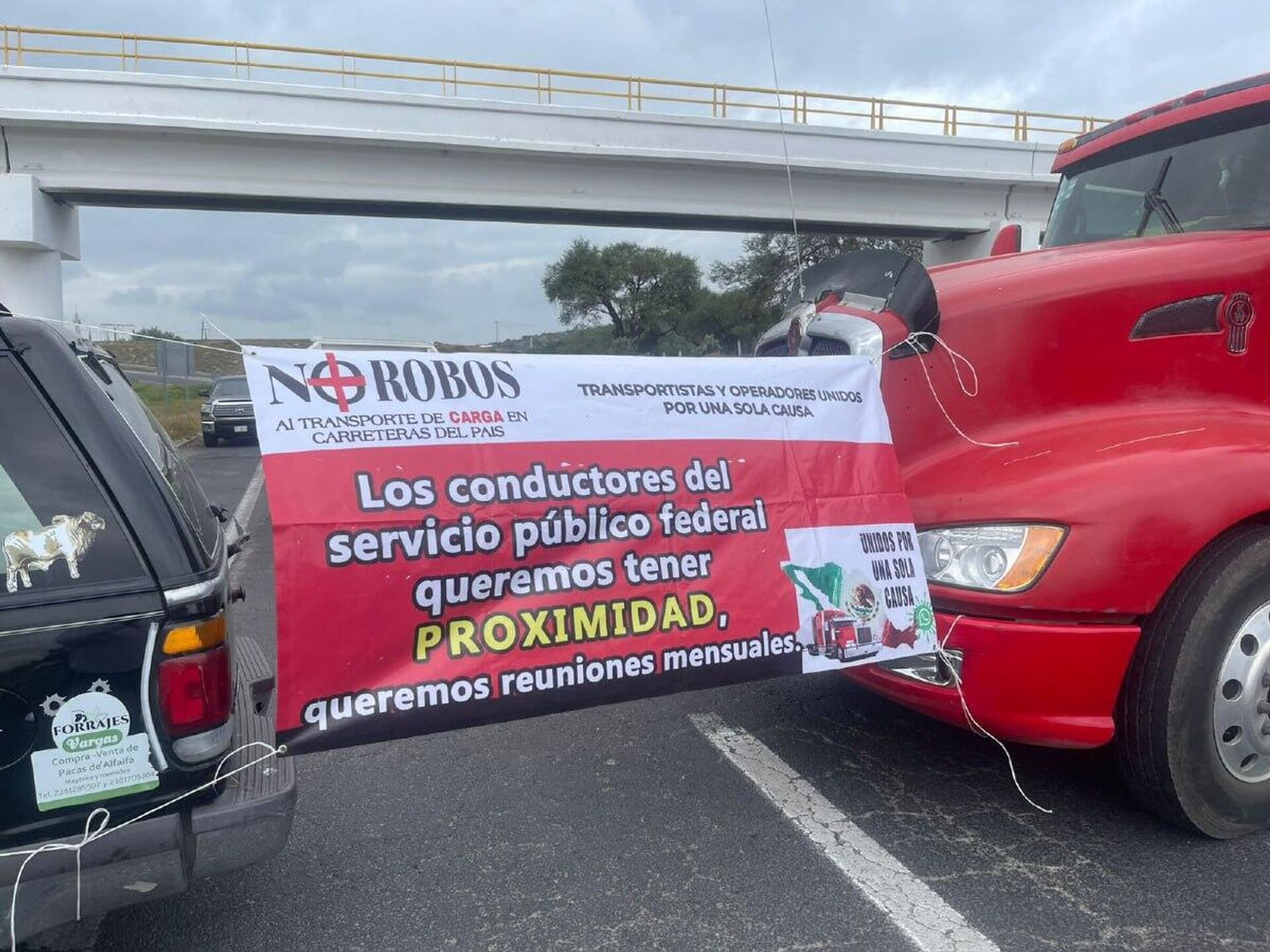 Transportistas realizan bloqueos en carreteras mexicanas para exigir seguridad - Sputnik Mundo, 1920, 28.07.2025