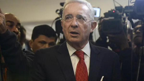 El exmandatario de Colombia, Álvaro Uribe (2002-2010), fue hallado culpable por soborno, convirtiéndose en el primer presidente en ser condenado en el país sudamericano - Sputnik Mundo