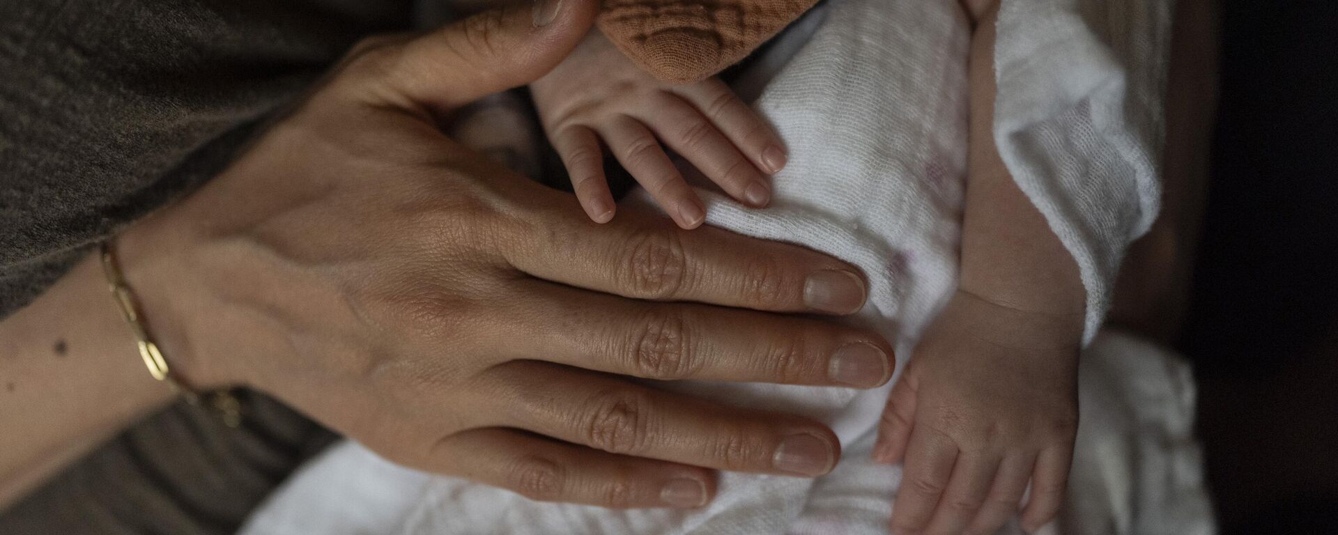 Una mujer toma a su bebé recién nacido (imagen ilustrativa)  - Sputnik Mundo, 1920, 27.09.2025