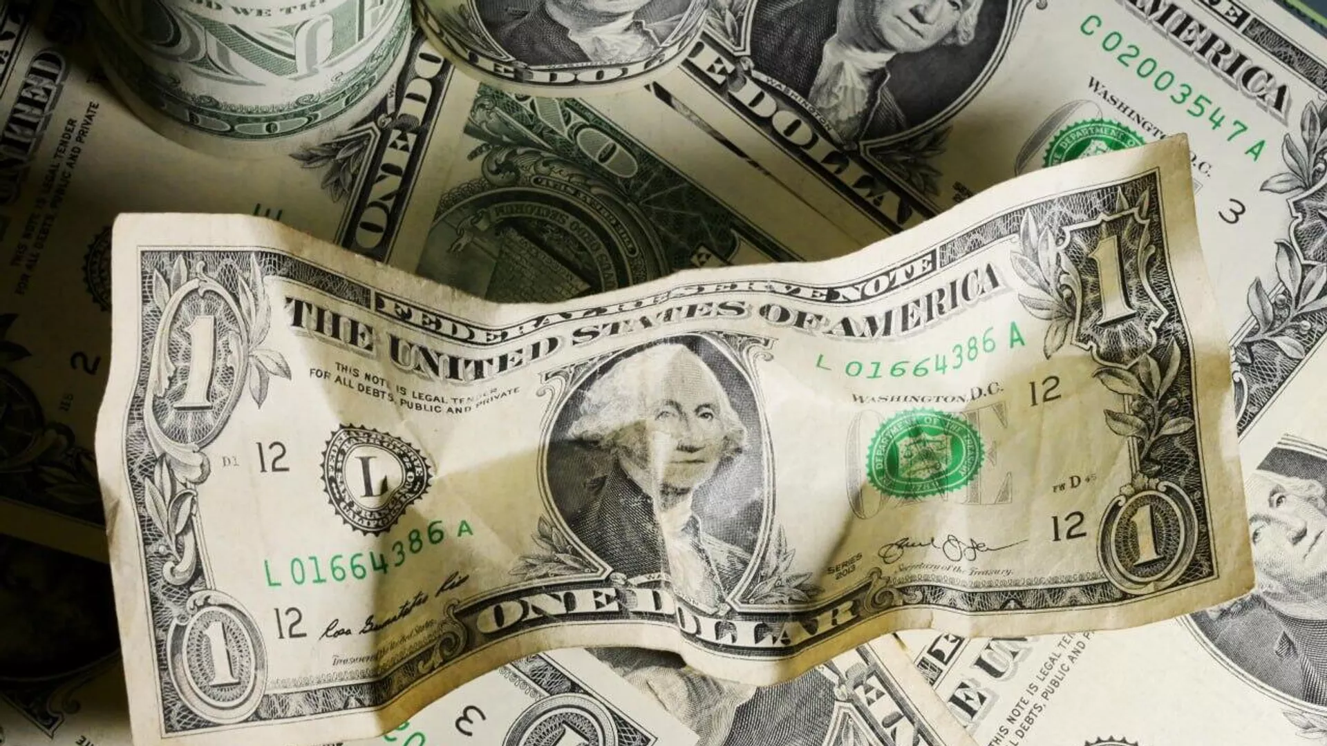 El FMI advierte que el dólar de EEUU se depreció en contra de las expectativas sobre el impacto de los aranceles El FMI advierte que el dólar de EEUU se depreció en contra de las expectativas sobre el impacto de los aranceles - Sputnik Mundo, 1920, 06.09.2025