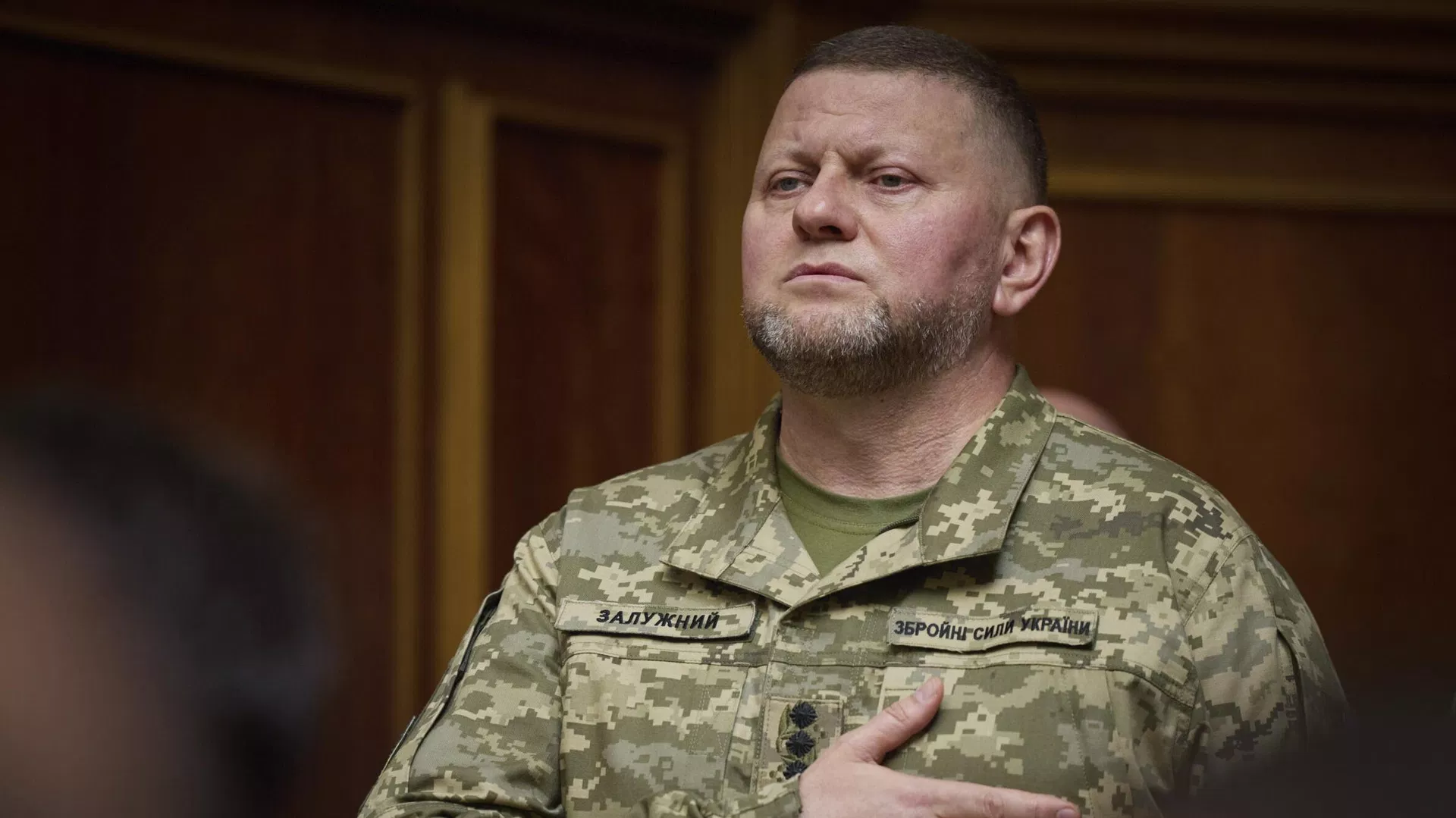  Valeri Zaluzhni, entonces comandante en jefe de las FFAA ucranianas, escucha el himno nacional durante una sesión del parlamento ucraniano dedicada al Día de la Constitución, en Kiev, Ucrania, 28 de junio de 2023 - Sputnik Mundo, 1920, 29.07.2025
