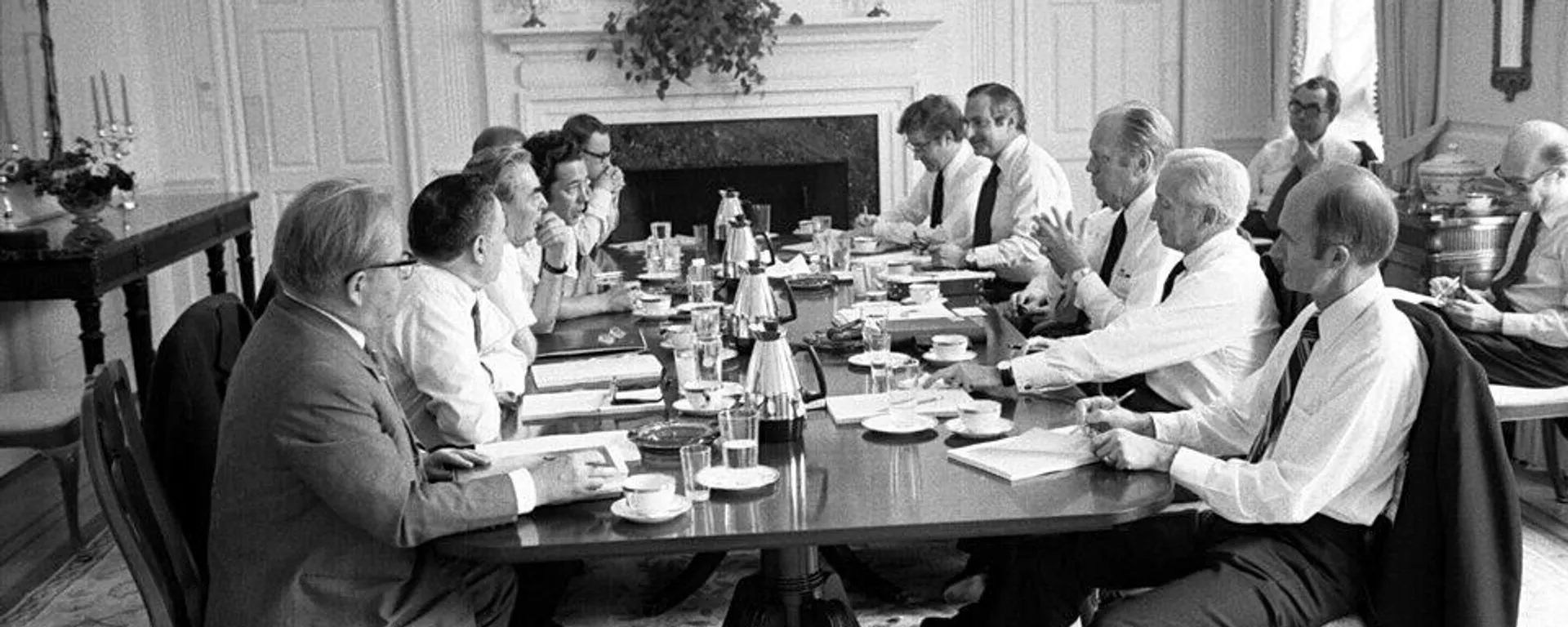 Reunión bilateral entre el presidente de EEUU Gerald Ford (1974-1977) y el secretario general soviético Leonid Brézhnev (1964-1982), en Helsinki, el 30 de julio de 1975 - Sputnik Mundo, 1920, 30.07.2025