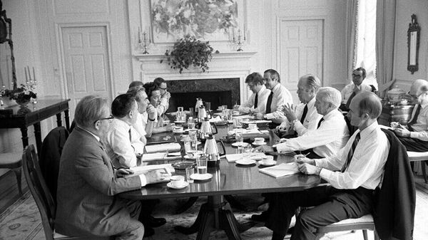 Reunión bilateral entre el presidente de EEUU Gerald Ford (1974-1977) y el secretario general soviético Leonid Brézhnev (1964-1982), en Helsinki, el 30 de julio de 1975 - Sputnik Mundo