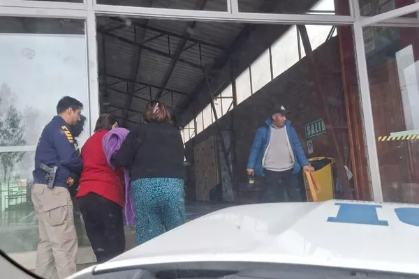 Chile inicia la evacuación en las costas de la zona sur tras alerta de tsunami - Sputnik Mundo