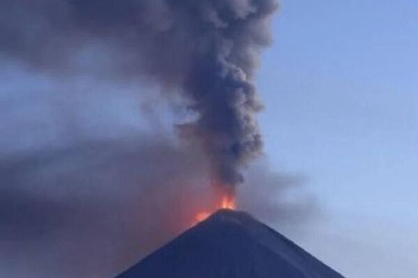 El volcán Kliuchevskoi entra en erupción en Kamchatka El volcán Kliuchevskoi entra en erupción en Kamchatka - Sputnik Mundo