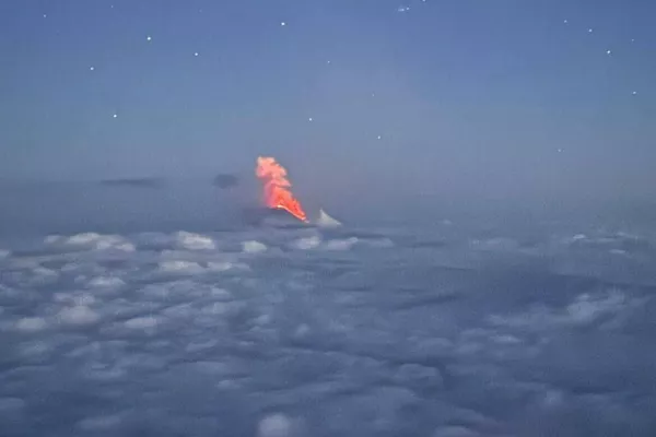 El volcán Kliuchevskoi entra en erupción en Kamchatka - Sputnik Mundo