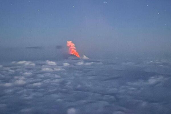 El volcán Kliuchevskoi entra en erupción en Kamchatka El volcán Kliuchevskoi entra en erupción en Kamchatka - Sputnik Mundo