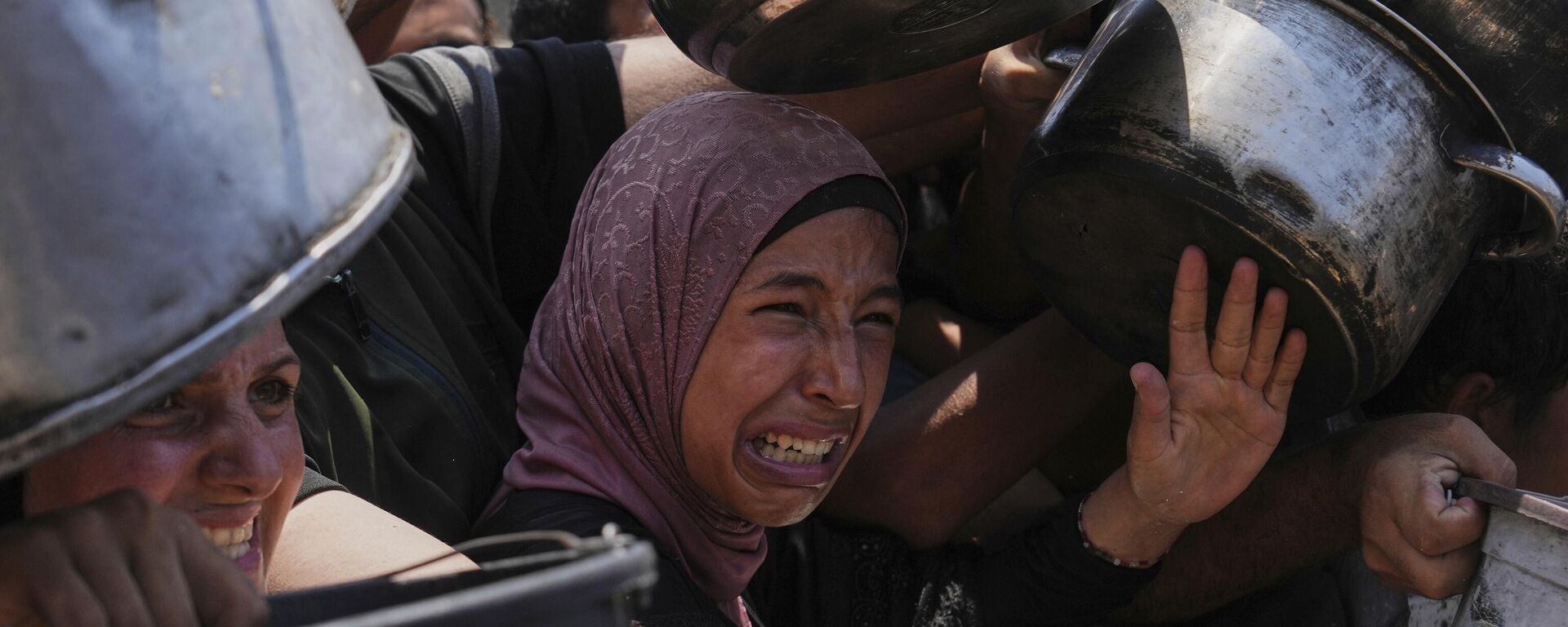 Palestinos luchan por conseguir alimentos donados en un comedor comunitario en la ciudad de Gaza, al norte de la Franja de Gaza, el sábado 26 de julio de 2025. (Foto AP/Abdel Kareem Hana) - Sputnik Mundo, 1920, 31.07.2025