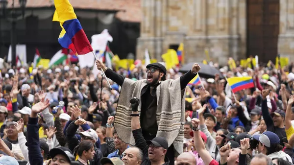 Ciudadanos colombianos se manifestan en Bogotá (imagen ilustrativa)  - Sputnik Mundo