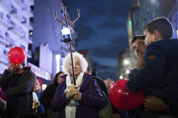 Participantes en una manifestación para exigir un aumento salarial y una mayor financiación para el hospital pediátrico público Garrahan, en Buenos Aires. - Sputnik Mundo