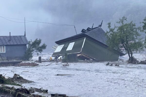 Casa dañada por una inundación repentina en el norte de Rumanía. - Sputnik Mundo