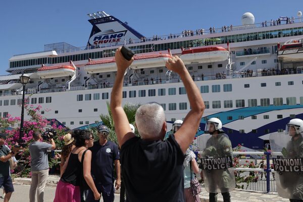 Cientos de personas protestan contra la llegada de pasajeros de un crucero israelí a Agios Nikolaos, Grecia. - Sputnik Mundo