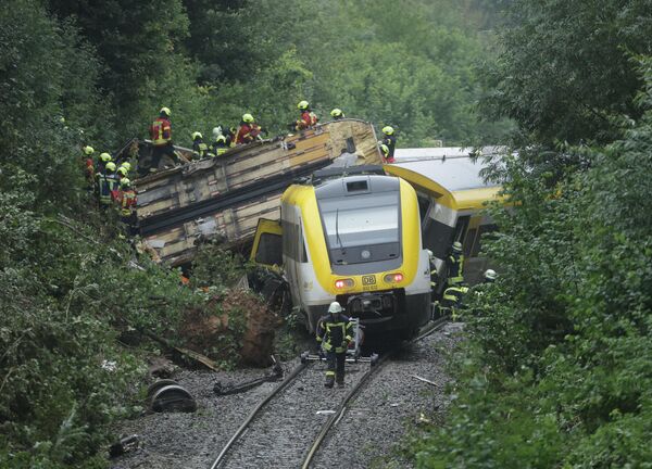Rescatistas buscan pasajeros de un tren descarrilado en Alemania. - Sputnik Mundo