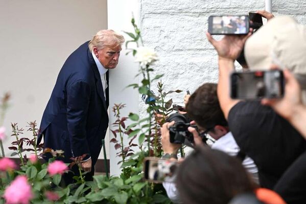 El presidente estadounidense Donald Trump dialoga con representantes de los medios de comunicación en la Casa Blanca. - Sputnik Mundo