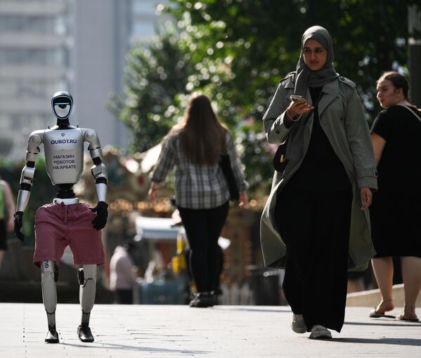 Robot de la tienda-showroom de robótica e inteligencia artificial QUBOT caminando por Moscú. - Sputnik Mundo