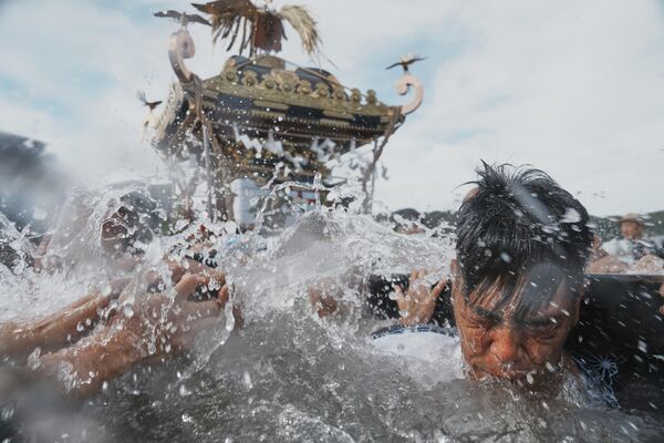 Ritual de purificación en el mar durante el festival anual de Kurihama Sumiyoshi, Japón, en el que se utiliza un santuario portátil o mikoshi. - Sputnik Mundo