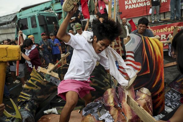 Manifestantes destruyen un muñeco del presidente filipino Ferdinand Marcos y Romuáldez durante su discurso sobre la situación del país. - Sputnik Mundo